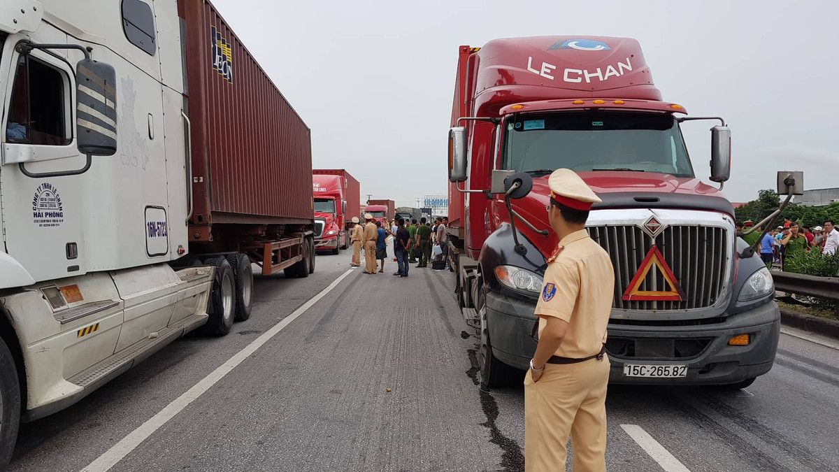 Trong khi đó, lực lượng CSGT đang phân làn QL 5.