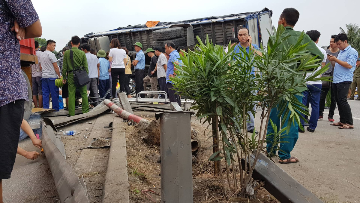 Dải lan can bị hư hỏng đoạn dài do chiếc xe tải tông vào.