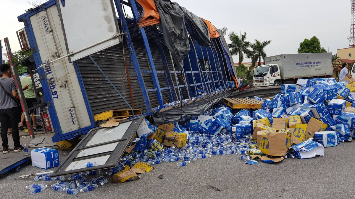 Những thùng nước văng tung tóe xuống đường.