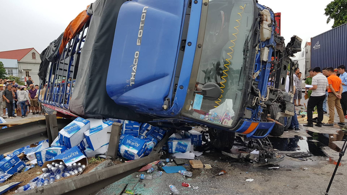 Đầu chiếc xe tải vắt ngang rải lan can Quốc lộ 5.