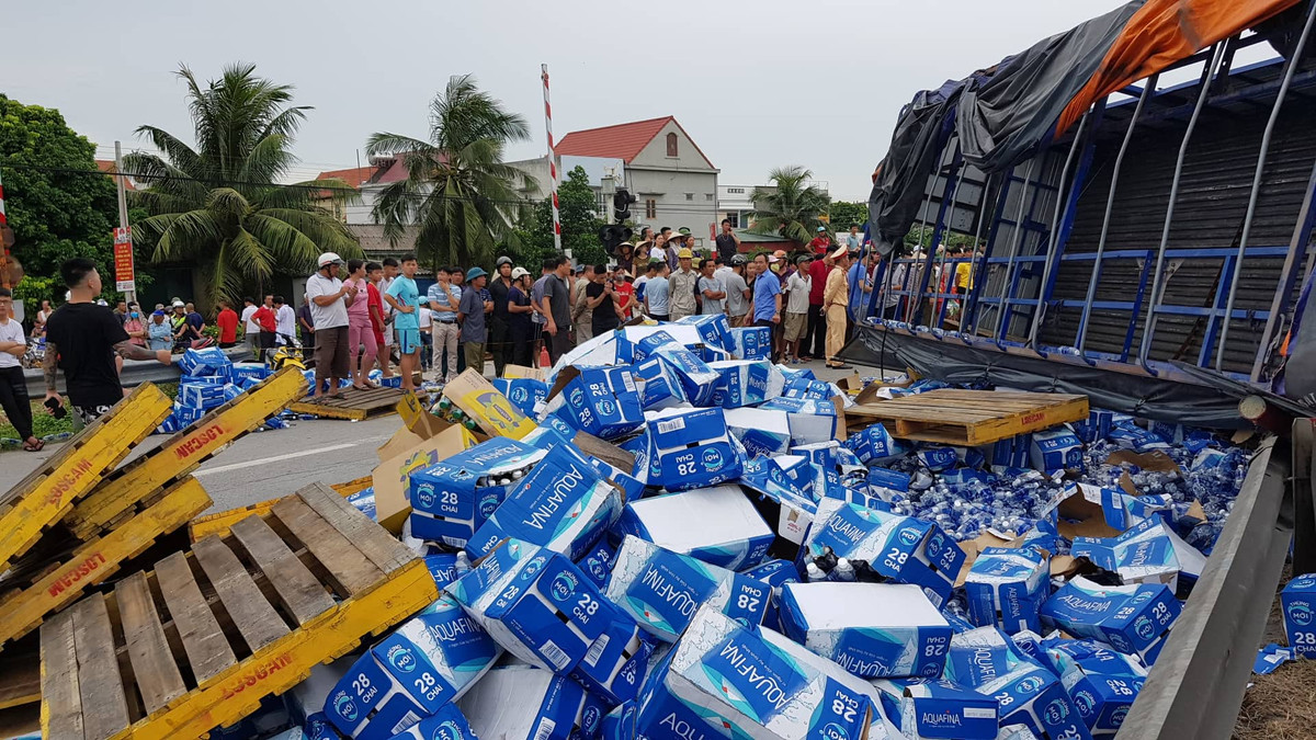 Chiếc xe tải bị lật nghiêng sau vụ tai nạn.