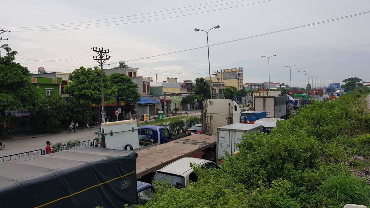 Tắc đường kéo dài khoảng gần 5 km.