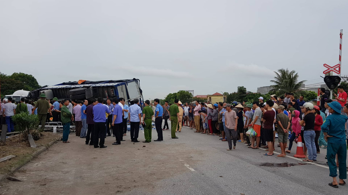 Lực lượng chức năng đang điều tra nguyên nhân vụ tai nạn.