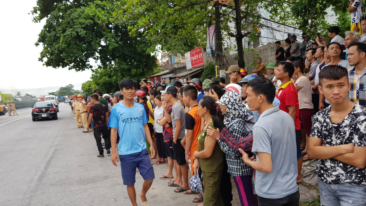 Hàng trăm người dân bàng hoàng theo dõi vụ tai nạn.