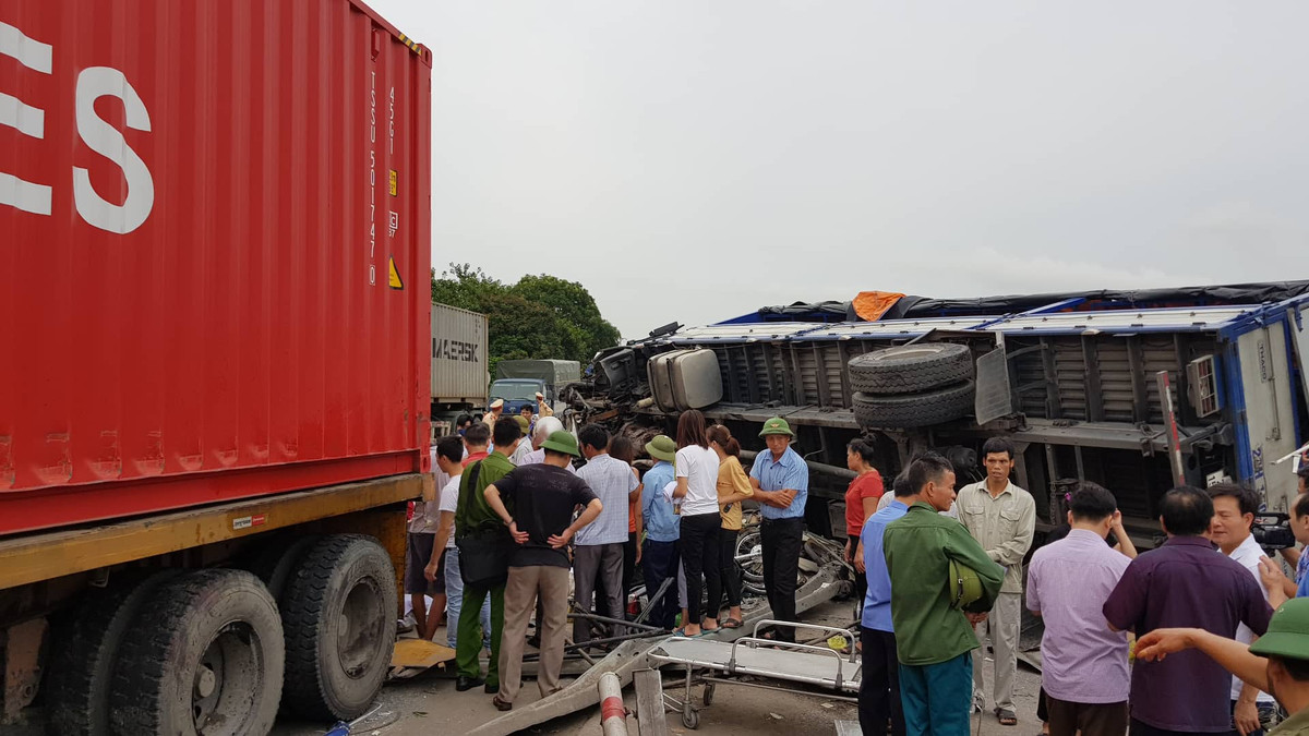 Nhiều xe máy của các nạn nhân bị xe tải cán hư hỏng.