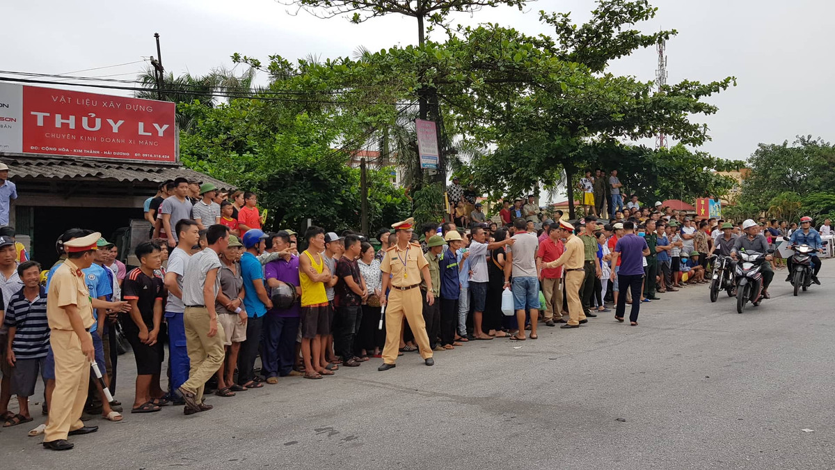 Khiến lực lượng CSGT phải căng mình phân làn đường.