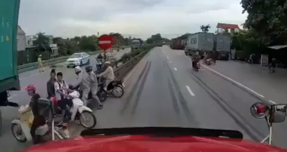 Clip he lo nguyen nhan vu TNGT tham khoc 5 nguoi chet o Hai Duong-Hinh-2