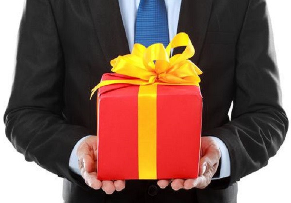 Quan chuc khong duoc nhan qua tang duoi moi hinh thuc