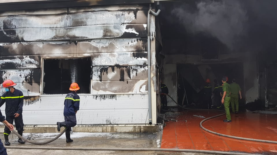 Cán bộ PCCC tiếp tục bơm nước vào khu vực ngọn lửa đã được khống chế để tránh lửa bùng lên.