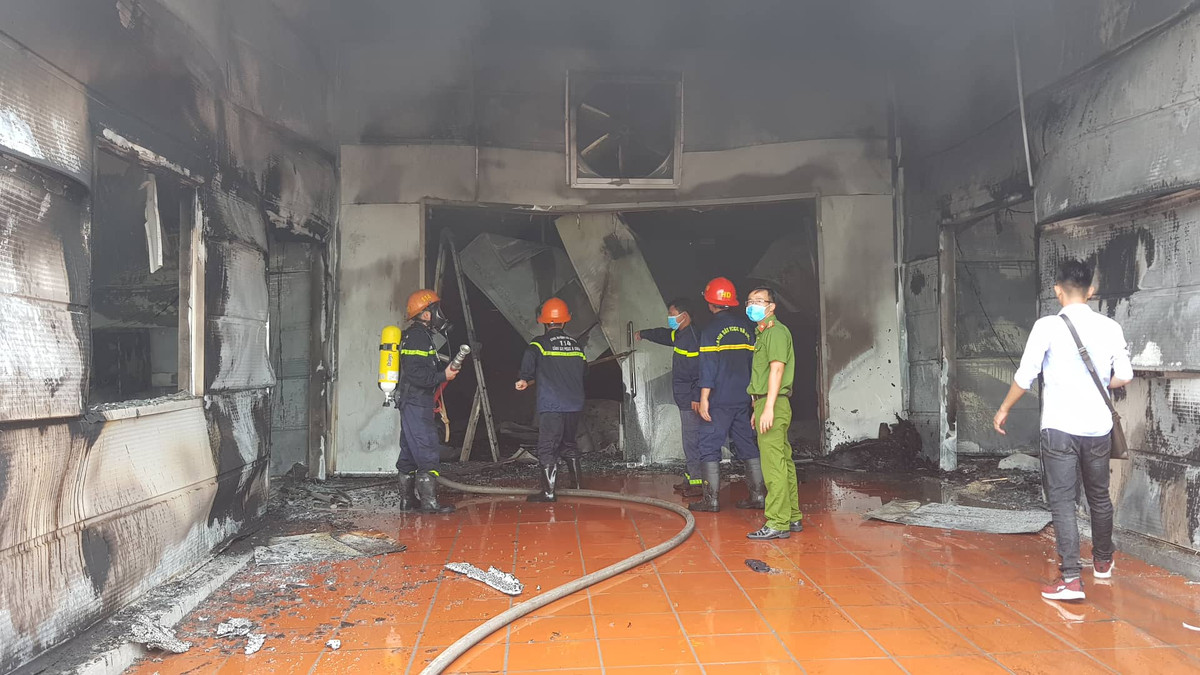 Nỗ lực dập đám cháy tại Công ty CP Dược phẩm Syntech ở Hải Dương.