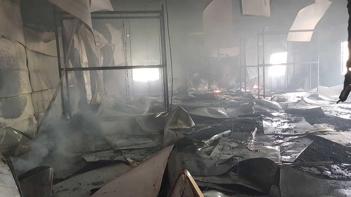 Bên trong nhà xưởng nhiều vật dụng, máy móc đã bị thiêu trụi.