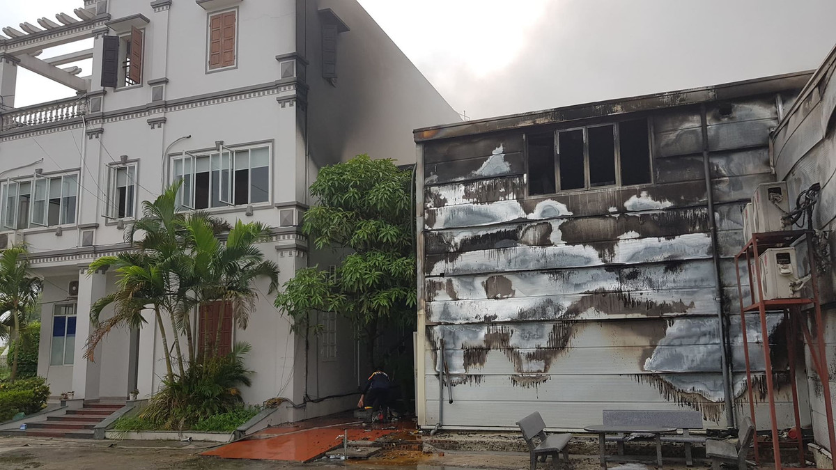 Xưởng xảy ra vụ cháy nằm sát cạnh nhà văn phòng của công ty dược.