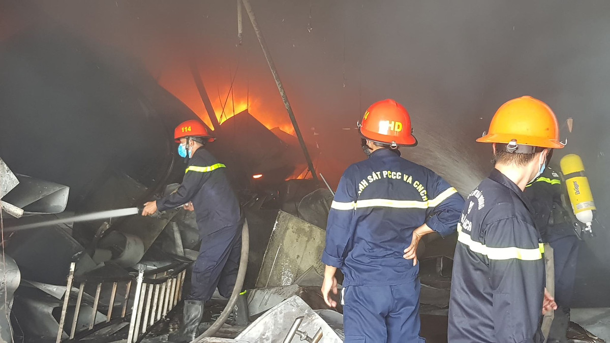 Tuy nhiên, trong xưởng toàn vật liệu dễ bắt lửa nên công tác PCCC gặp nhiều khó khăn.