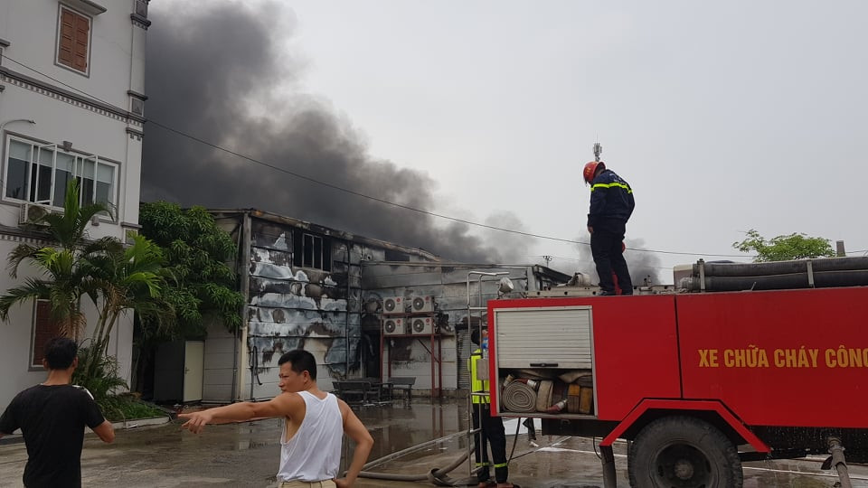 Lực lượng PCCC tiến hành dập lửa.