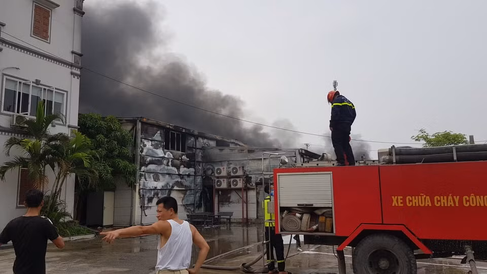 Lực lượng PCCC tiến hành dập lửa.