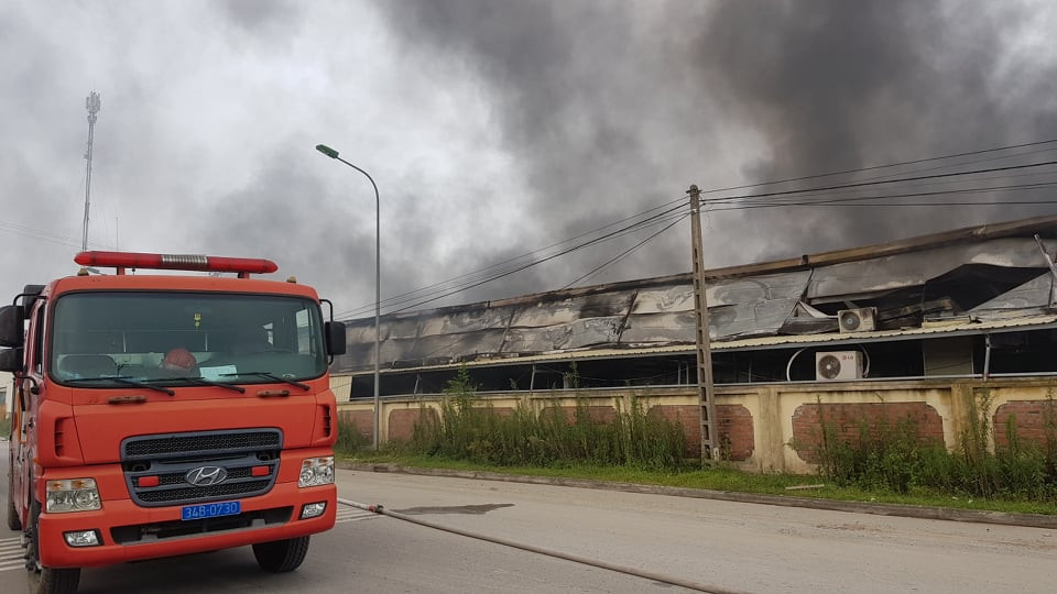 Ngay khi xảy ra vụ cháy, lực lượng PCCC - Công an tỉnh Hải Dương đã điều 4 xe đến hiện trường, sau đó tăng cường thêm 2 xe chữa cháy.