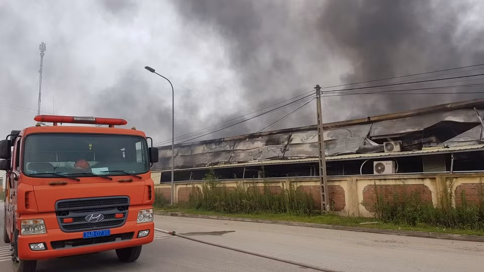 Ngay khi xảy ra vụ cháy, lực lượng PCCC - Công an tỉnh Hải Dương đã điều 4 xe đến hiện trường, sau đó tăng cường thêm 2 xe chữa cháy.