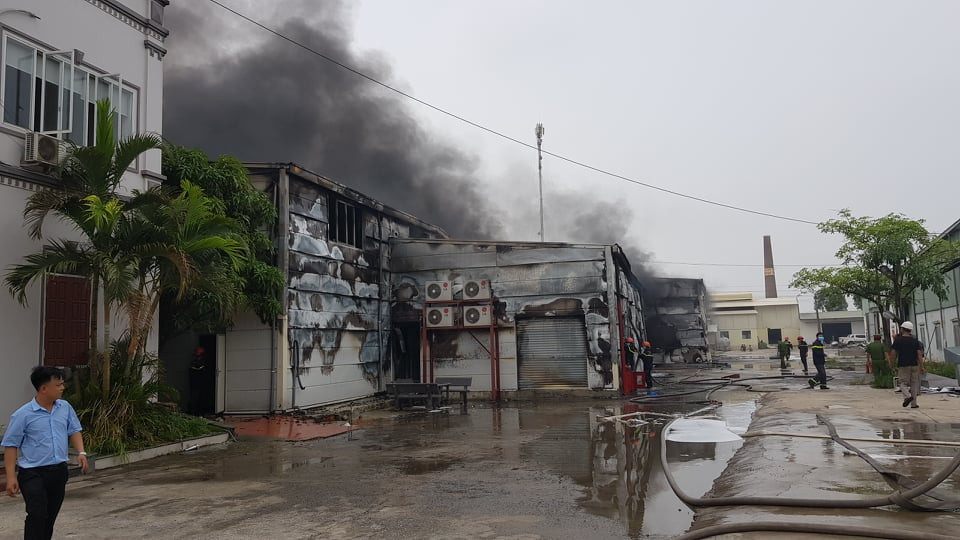 Tuy nhiên đến 16h ngọn lửa vẫn âm ỉ, các cột khói vẫn bốc lên cao.