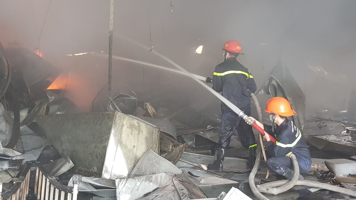 Dù liên tục phun nước nhưng phải rất lâu lực lượng cứu hỏa mới khống chế được ngọn lửa.