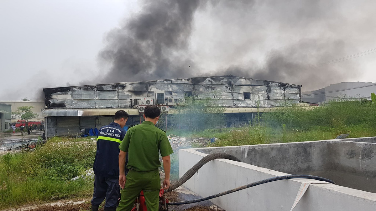 Bể nước ngay trong công ty được tận dụng để cứu hỏa.