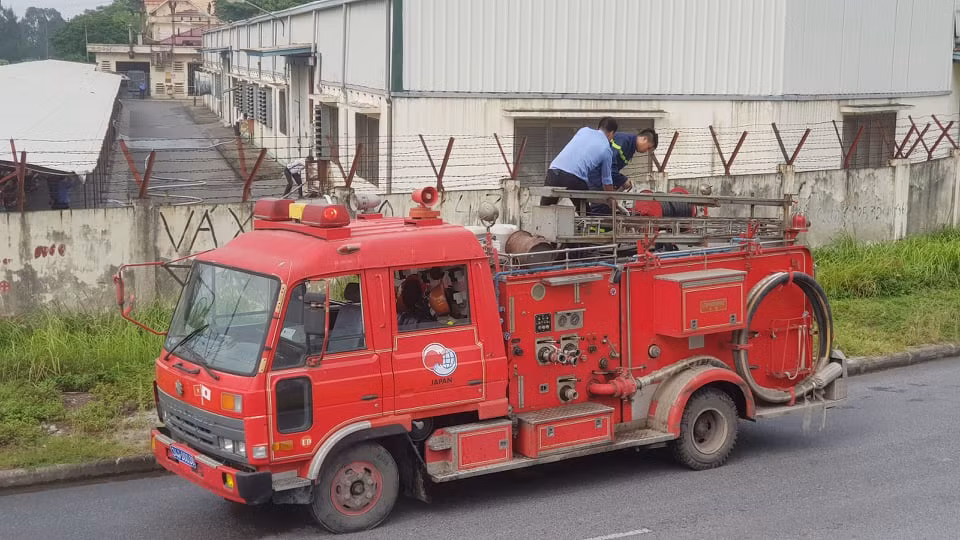 Ngoài ra xe cứu hỏa phải lấy nước từ vòi cứu hỏa thuộc một công ty khác cách đó 400 mét.