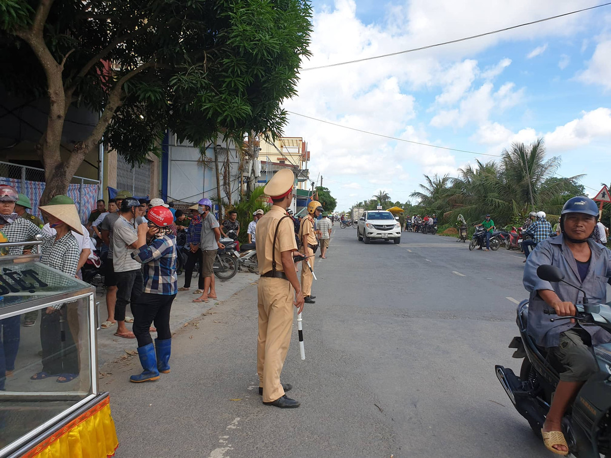 Ngay sau khi nhận được tin báo, Công an huyện Tiên Lãng đã phối hợp với Phòng Cảnh sát hình sự, Phòng Kỹ thuật hình sự-CATP, Viện kiểm soát thành phố thực hiện khám nghiệm hiện trường, khám nghiệm tử thi, xác định nguyên nhân chết của 2 nạn nhân trên và đang triển khai các biện pháp nghiệp vụ, bảo vệ hiện trường, thu thập các tài liệu liên quan và tiếp tục điều tra, làm rõ.