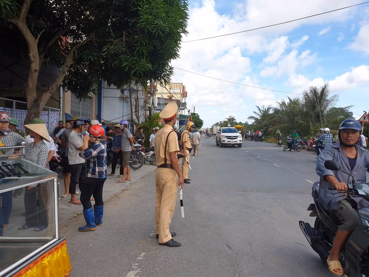 Ngay sau khi nhận được tin báo, Công an huyện Tiên Lãng đã phối hợp với Phòng Cảnh sát hình sự, Phòng Kỹ thuật hình sự-CATP, Viện kiểm soát thành phố thực hiện khám nghiệm hiện trường, khám nghiệm tử thi, xác định nguyên nhân chết của 2 nạn nhân trên và đang triển khai các biện pháp nghiệp vụ, bảo vệ hiện trường, thu thập các tài liệu liên quan và tiếp tục điều tra, làm rõ.