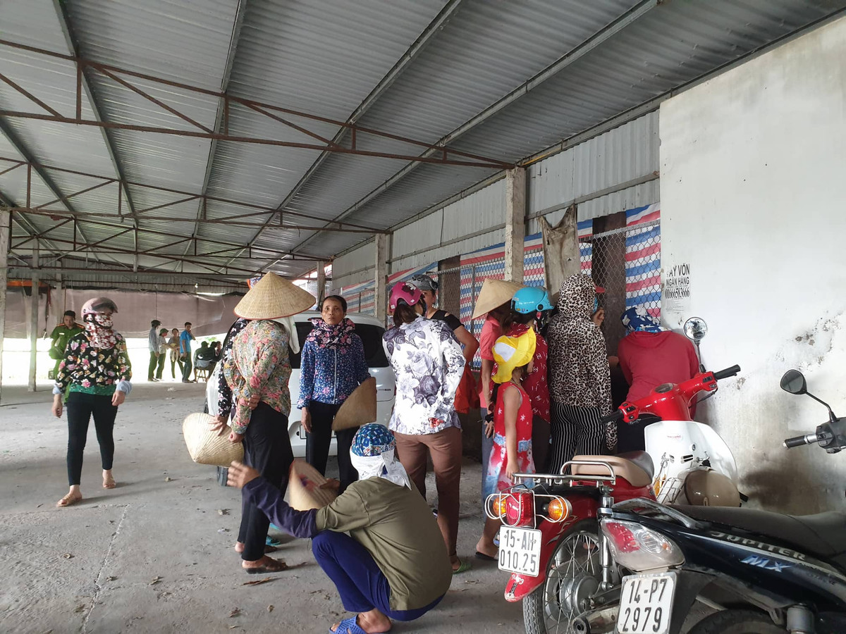 Nhiều người dân bàng hoàng khi sự việc xảy ra.