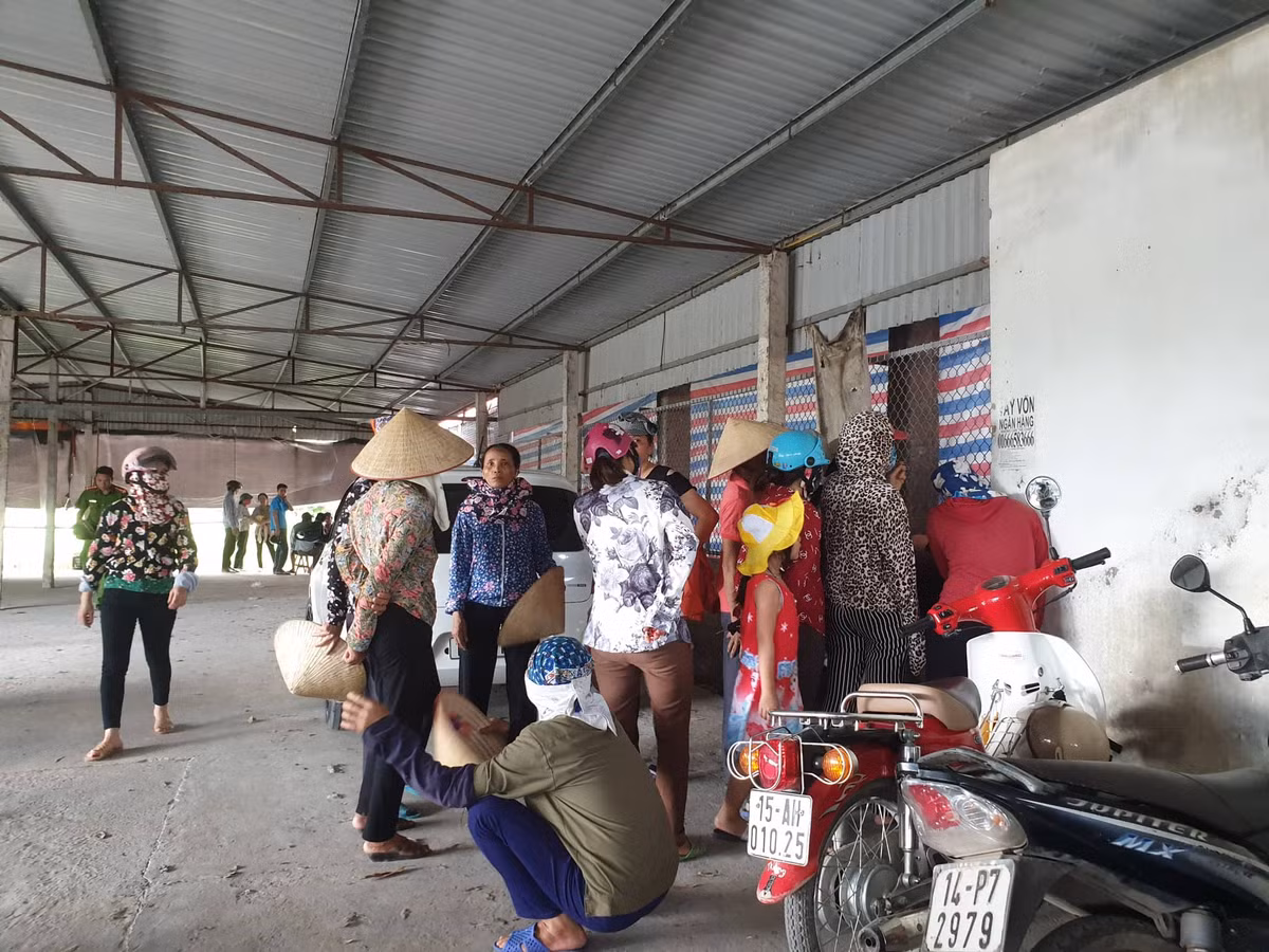 Nhiều người dân bàng hoàng khi sự việc xảy ra.