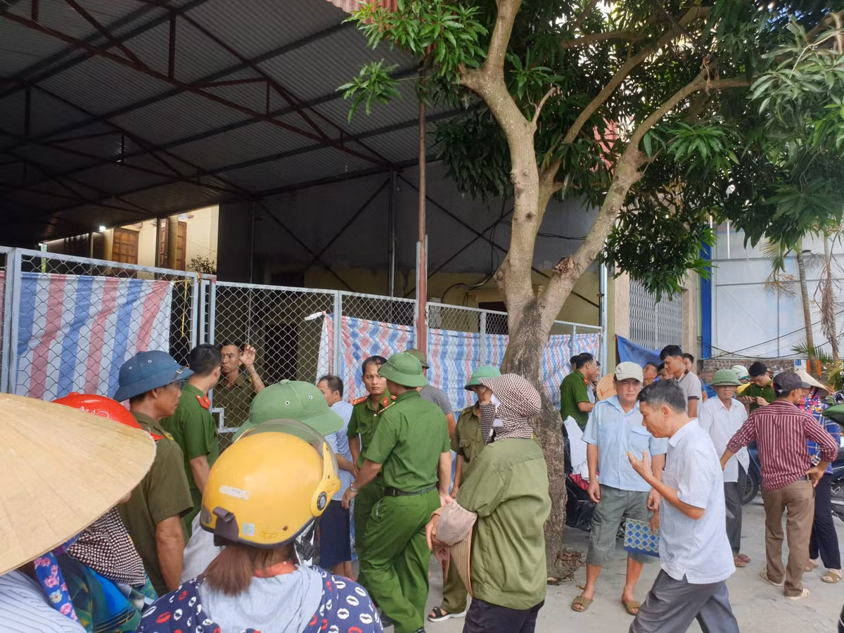 Thông tin mới nhất vụ chồng bị cứa cổ tử vong tại nhà, vợ được phát hiện chết dưới mương nước ở Hải Phòng, ngày 27/7, tại hiện trường nơi phát hiện thi thể 2 vợ chồng ông Vũ Văn Tuân (62 tuổi, ở thôn Đồng Xuân, xã Bắc Hưng, huyện Tiên Lãng, TP Hải Phòng) đang được lực lượng công an bảo vệ nghiêm ngặt, phục vụ công tác khám nghiệm hiện trường, khám nghiệm tử thi, thu thập chứng cứ điều tra làm rõ nguyên nhân vụ việc.