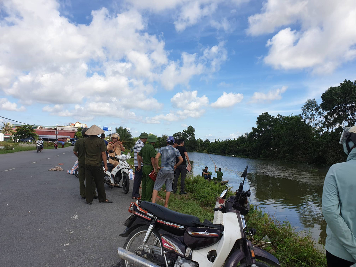Tại mương nước nơi phát hiện thi thể bà Thêu, lực lượng cảnh sát đang tiến hành khám nghiệm hiện trường.
