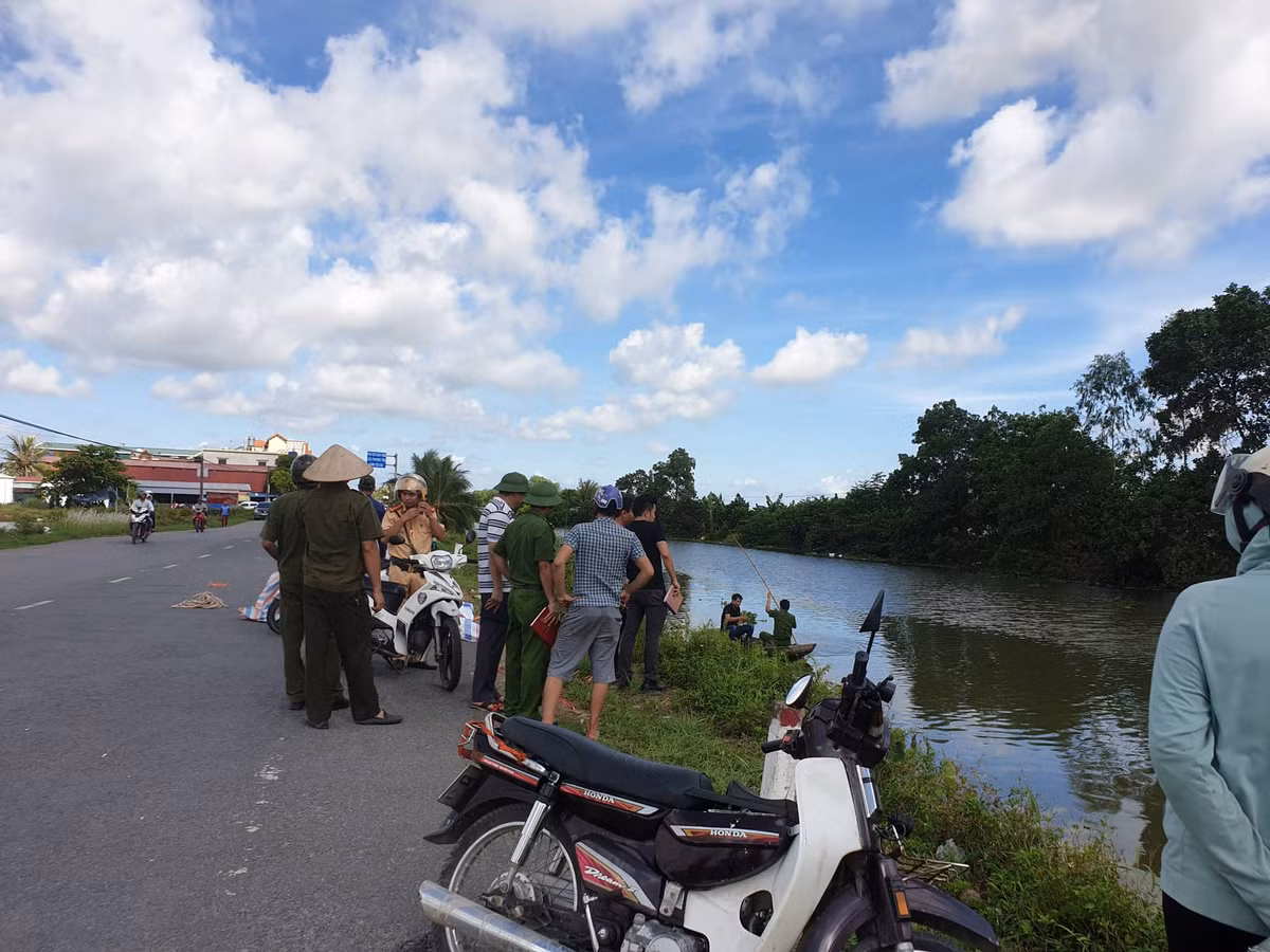 Tại mương nước nơi phát hiện thi thể bà Thêu, lực lượng cảnh sát đang tiến hành khám nghiệm hiện trường.