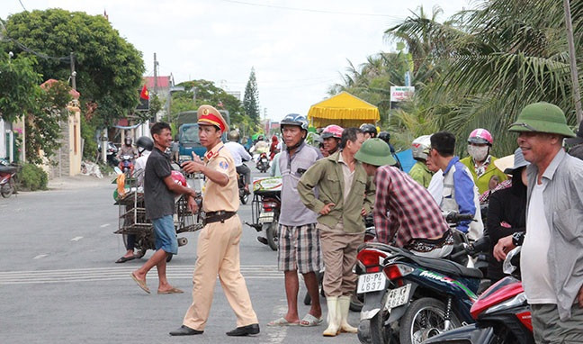 Lực lượng CSGT được điều đến để phân làn giao thông.