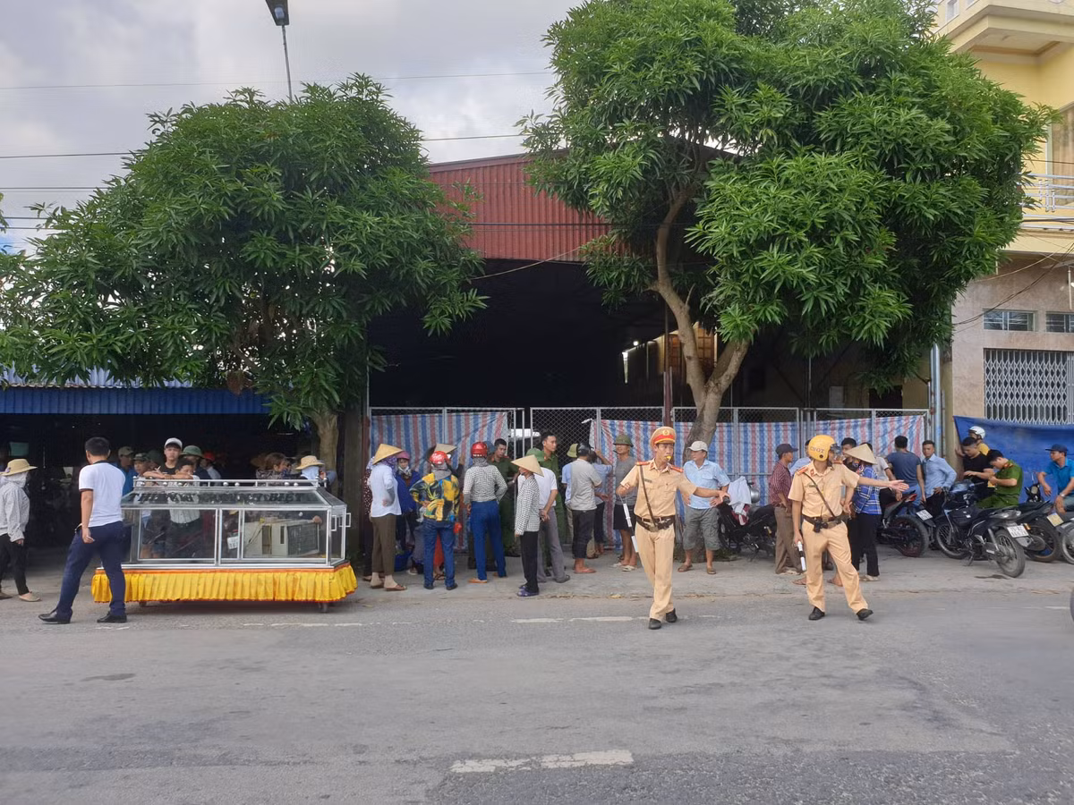 Hiện trường được bảo vệ nghiêm ngặt phục vụ công tác điều tra.