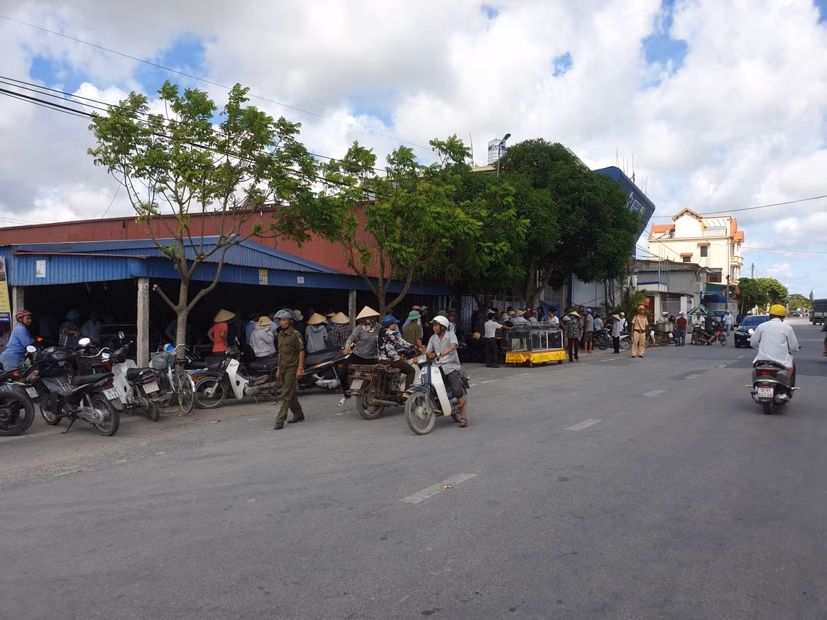 Chưa dừng lại ở đó, đến 7h cùng ngày, mọi người phát hiện tiếp bà Nguyễn Thị Thêu (SN 1962 (vợ ông Vũ Văn Tuân), chết úp mặt dưới kênh trung thủy nông phía trước cửa nhà, cách bờ kênh 3m (cách nhà khoảng 200 m).