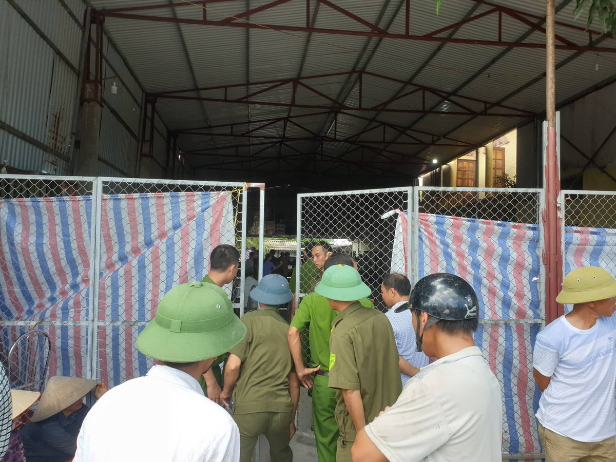 Thông tin từ Công an TP Hải Phòng, vào 4h ngày 27/7/2019, anh Vũ Văn Khiêm (SN 1995, trú tại thôn Đồng Tiến, xã Bắc Hưng, huyện Tiên Lãng, TP Hải Phòng) phát hiện bố đẻ là ông Vũ Văn Tuân (sinh 1960) nằm chết trên vũng máu tại cửa phía sau của gia đình, trên cổ có một vết cắt, cách 50cm là con dao phay cán gỗ.