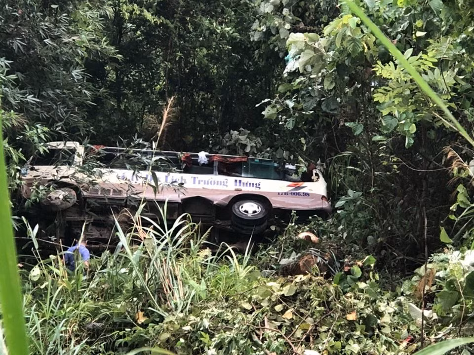 Xe du lich lao vuc sau, 2 nguoi chet, 18 nguoi bi thuong