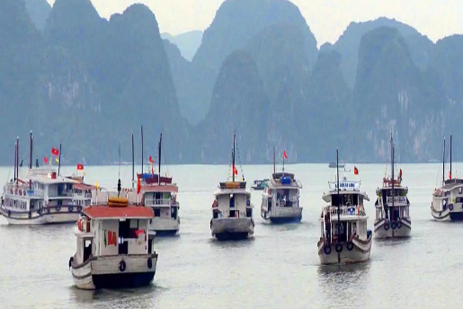 Thuyen vien quay len khach du lich tam trang o Ha Long
