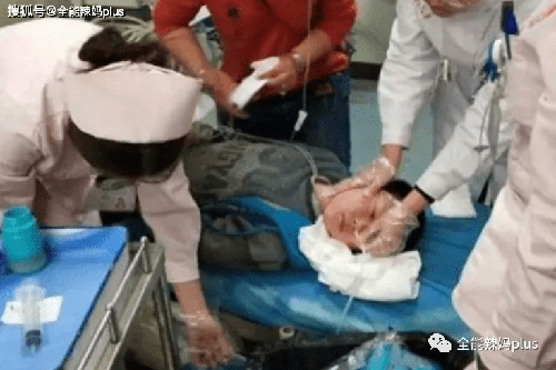 Be 5 tuoi nho keo 502 vao mat, bac si khen phan ung cua nguoi cha-Hinh-2