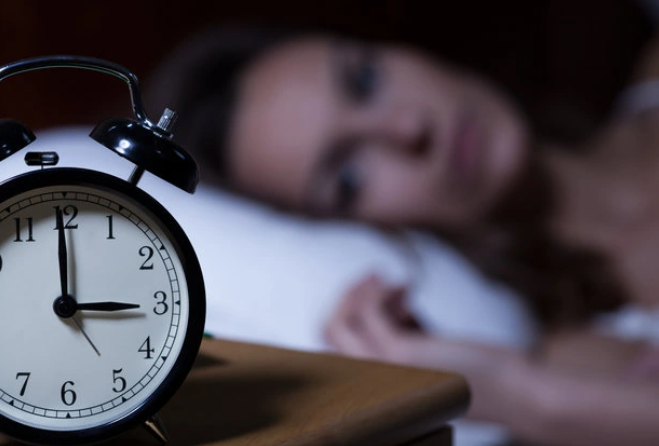 Cụ thể, chứng ngưng thở khi ngủ theo thời gian sẽ làm tổn thương các cơ quan trong cơ thể, dẫn đến suy thận. Chứng ngưng thở khi ngủ còn làm tổn thương thận bằng cách ngăn cơ thể nhận đủ oxy. Ngược lại, CKD gây ra chứng ngưng thở khi ngủ bằng cách thu hẹp cổ họng, tích tụ độc tố.