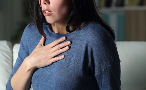  Khó thở: Người mắc suy thận thường gặp tình trạng khó thở. Điều này là do cơ thể không tạo đủ hormone erythropoietin có chức năng báo hiệu cơ thể tạo tế bào hồng cầu. Thiếu chúng khiến bệnh nhân cảm thấy khó thở, dễ bị thiếu máu. Bên cạnh đó, tình trạng khó thở còn do tích tụ chất lỏng. Lượng lớn chất lỏng trong cơ thể khiến bạn khó lấy lại hơi thở. Trường hợp nghiêm trọng, người bệnh chỉ cần nằm xuống cũng có thể cảm thấy như bị đuối nước.