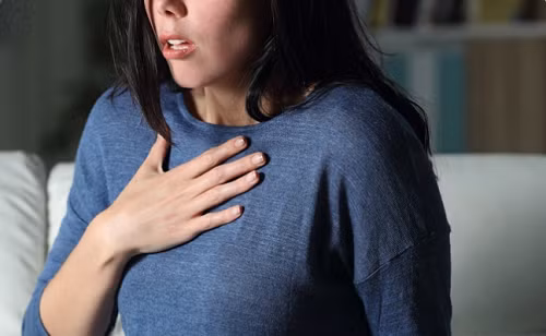  Khó thở: Người mắc suy thận thường gặp tình trạng khó thở. Điều này là do cơ thể không tạo đủ hormone erythropoietin có chức năng báo hiệu cơ thể tạo tế bào hồng cầu. Thiếu chúng khiến bệnh nhân cảm thấy khó thở, dễ bị thiếu máu. Bên cạnh đó, tình trạng khó thở còn do tích tụ chất lỏng. Lượng lớn chất lỏng trong cơ thể khiến bạn khó lấy lại hơi thở. Trường hợp nghiêm trọng, người bệnh chỉ cần nằm xuống cũng có thể cảm thấy như bị đuối nước.