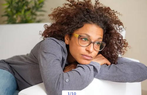  Mệt mỏi: Thận đảm nhiệm vai trò lọc chất thải, tạp chất trong máu, đưa chúng ra ngoài qua nước tiểu. Khi thận có vấn đề, chất độc tích tụ khiến cơ thể trở nên mệt mỏi, kiệt sức, khó tập trung. Theo Hiệp hội Thận Quốc gia Mỹ (NKF), thận còn tạo một loại hormone lệnh cho cơ thể sản xuất các tế bào hồng cầu. Nếu cơ thể có ít chúng hơn, máu không thể cung cấp đủ oxy đến cơ và não. Điều này khiến người bệnh cảm thấy thiếu năng lượng, suy nhược.