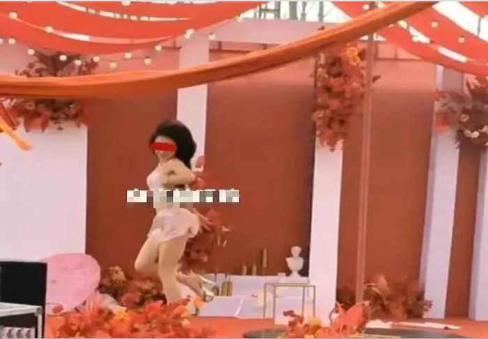 Mac ho mua cot giua dam cuoi, co gai khien khach moi do mat