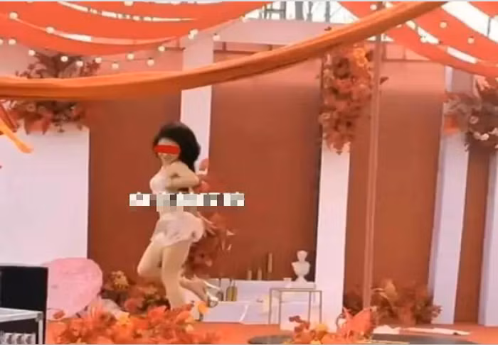 Mặc hở múa cột giữa đám cưới, cô gái khiến khách mời đỏ mặt Mac ho mua cot giua dam cuoi, co gai khien khach moi do mat