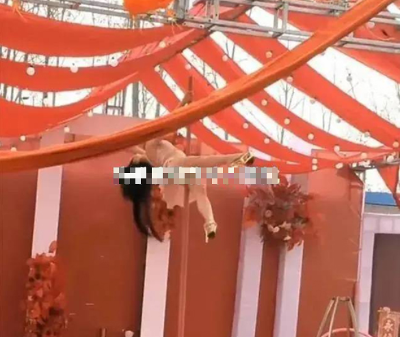 Mac ho mua cot giua dam cuoi, co gai khien khach moi do mat-Hinh-2