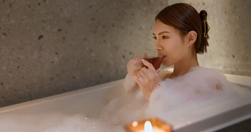 Chuyên gia da liễu Gary Goldenberg làm việc tại Trường Y khoa Icahn Sinai (Mỹ), khuyên nên tắm 5-10 phút mỗi ngày. Lựa chọn thời điểm tắm phụ thuộc vào sở thích và lịch sinh hoạt của mỗi người. Dù vậy, so với tắm buổi sáng, chuyên gia nhận thấy tắm buổi tối mang lại nhiều lợi ích về sức khỏe và sắc đẹp hơn.