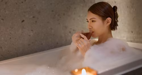 Chuyên gia da liễu Gary Goldenberg làm việc tại Trường Y khoa Icahn Sinai (Mỹ), khuyên nên tắm 5-10 phút mỗi ngày. Lựa chọn thời điểm tắm phụ thuộc vào sở thích và lịch sinh hoạt của mỗi người. Dù vậy, so với tắm buổi sáng, chuyên gia nhận thấy tắm buổi tối mang lại nhiều lợi ích về sức khỏe và sắc đẹp hơn.