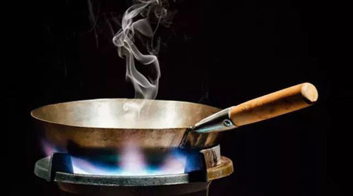 Khói dầu. Ngoài hút thuốc lá thụ động, khói dầu là một yếu tố nguy cơ gây ung thư phổi ở người không hút thuốc. Nghiên cứu chỉ ra, nấu ăn trong bếp không thông gió, hàm lượng khí độc trong khói dầu tương đương đốt 5-6 hộp thuốc lá.