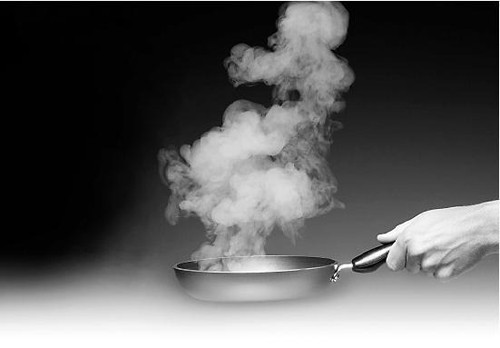 Quá trình chiên, nướng thực phẩm, nhiệt độ dầu càng cao thì khói dầu sinh ra càng nhiều, càng chứa nhiều thành phần có hại như andehit, xeton, hydrocacbon thơm đa vòng, admin dị vòng và các hạt vật chất như PM2.5. Khi đi vào cơ thể, các chất này có thể gây quái thai, viêm phổi, giảm khả năng miễn dịch, đột biến DNA và các khối u ác tính.